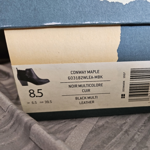 Earth Black Leather Boots - Picture 5 of 5